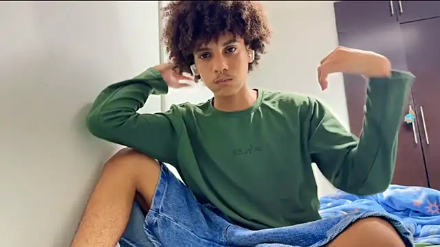 Snapshot of Max_Rain chatting on November 23, 4:00 am Max Rain online show from November 23, 4:00 am