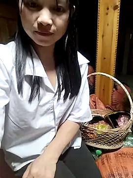 Snapshot of Tiyir597 chatting on October 8, 2:29 pm Tiyir597 online show from October 8, 2:29 pm