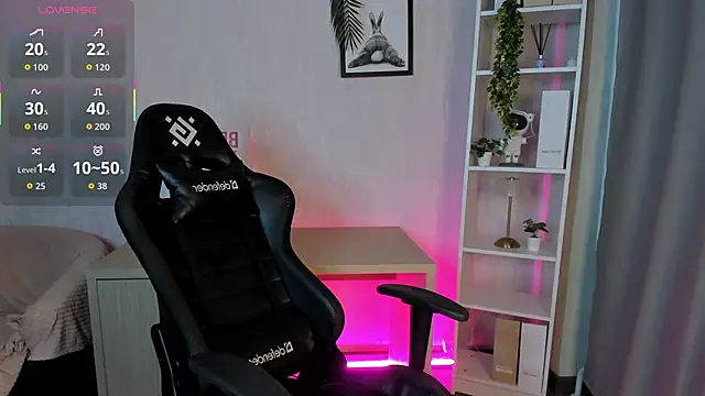 Megan Williamms online show from November 11, 9:15 am