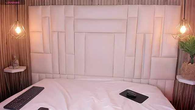 LovelyEyesx online show from April 17, 5:05 pm