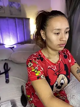 juliana-mancini online show from April 9, 10:10 am