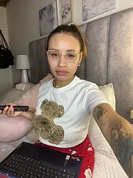 juliana-mancini online show from March 31, 11:29 pm