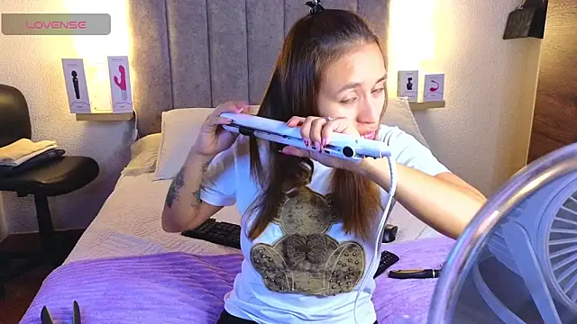 juliana-mancini online show from November 12, 8:01 pm