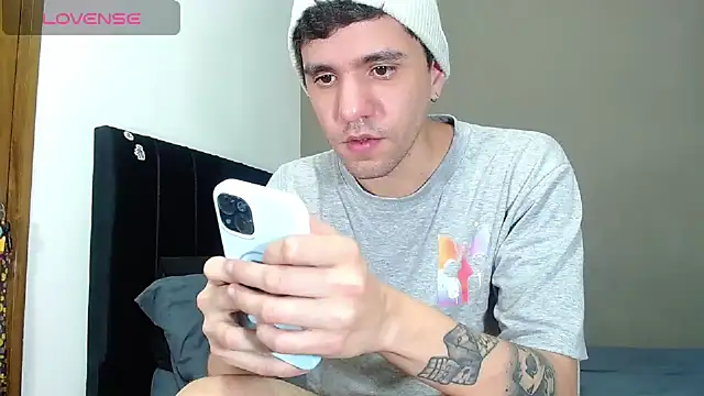 Snapshot of Matteo12_ chatting on February 3, 6:40 am Matteo12 online show from February 3, 6:40 am