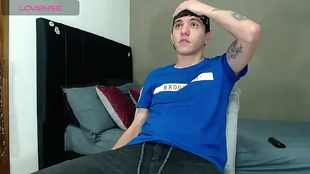 Snapshot of Matteo12_ chatting on February 11, 4:56 am Matteo12 online show from February 11, 4:56 am