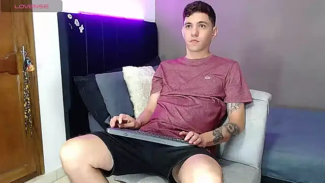 Matteo12  online show from April 10, 12:06 am