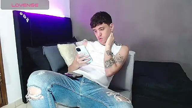 Matteo12  online show from March 10, 12:47 am