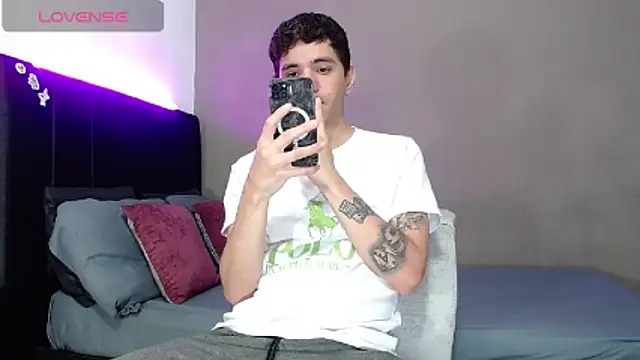 Snapshot of Matteo12_ chatting on February 21, 3:19 am Matteo12 online show from February 21, 3:19 am