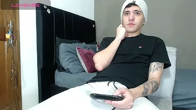 Snapshot of Matteo12_ chatting on February 8, 12:52 am Matteo12 online show from February 8, 12:52 am