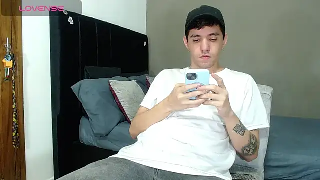 Snapshot of Matteo12_ chatting on February 2, 2:43 am Matteo12 online show from February 2, 2:43 am