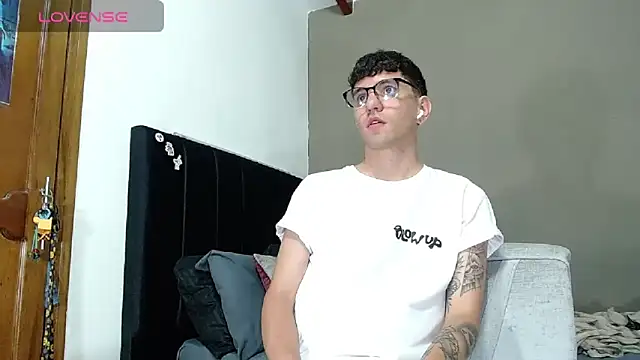 Snapshot of Matteo12_ chatting on February 27, 9:47 pm Matteo12 online show from February 27, 9:47 pm