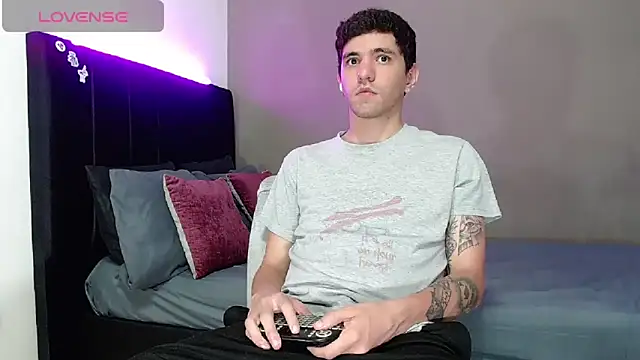 Snapshot of Matteo12_ chatting on February 22, 3:42 am Matteo12 online show from February 22, 3:42 am