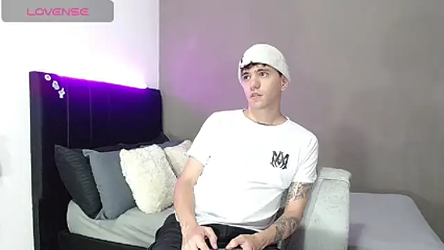 Matteo12  online show from March 17, 2:03 am