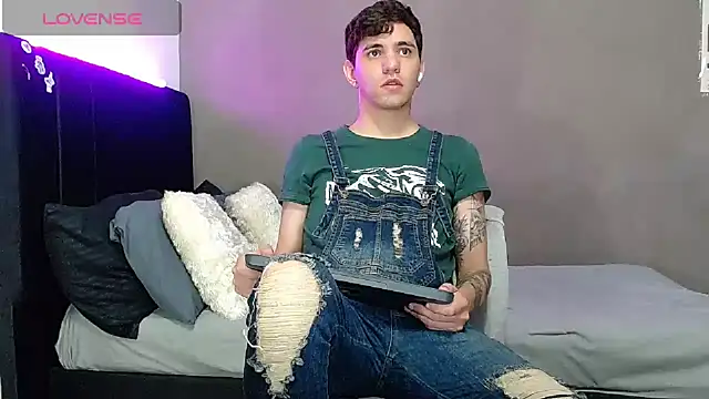 Matteo12  online show from April 3, 3:35 am