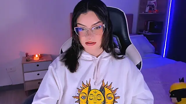 Snapshot of OphelianaRose33 chatting on October 13, 8:21 pm OphelianaRose33 online show from October 13, 8:21 pm