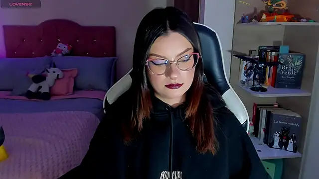 OphelianaRose33 online show from March 26, 10:07 pm