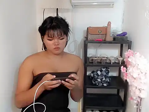 Snapshot of FROXXX21 chatting on June 5, 7:25 am FROXXX21 online show from June 5, 7:25 am