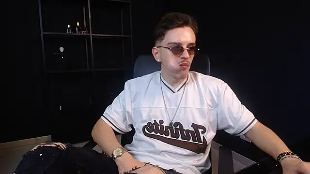 Snapshot of FelixStarkk chatting on June 20, 4:28 am FelixStarkk online show from June 20, 4:28 am