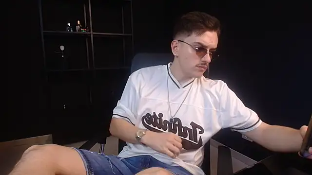 Snapshot of FelixStarkk chatting on June 9, 4:35 am FelixStarkk online show from June 9, 4:35 am