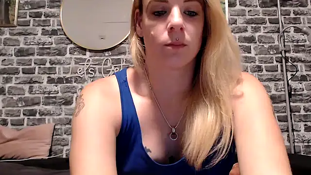 Snapshot of SexyMilf_37 chatting on July 1, 8:20 pm SexyMilf 37 online show from July 1, 8:20 pm