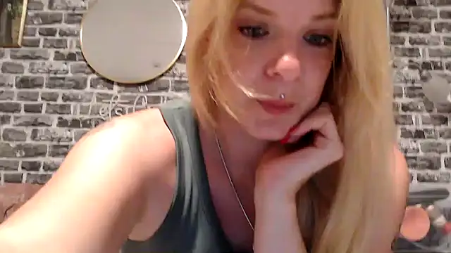 Snapshot of SexyMilf_37 chatting on May 28, 8:26 pm SexyMilf 37 online show from May 28, 8:26 pm