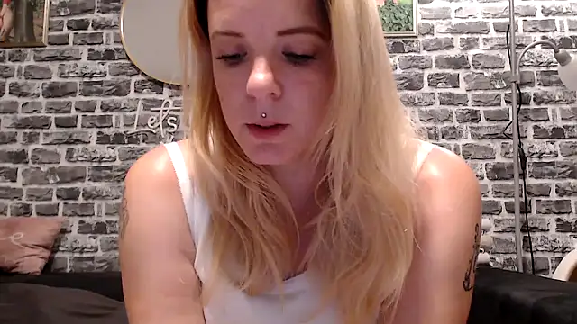 Snapshot of SexyMilf_37 chatting on June 9, 8:32 pm SexyMilf 37 online show from June 9, 8:32 pm