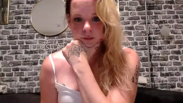 Snapshot of SexyMilf_37 chatting on May 26, 8:18 pm SexyMilf 37 online show from May 26, 8:18 pm