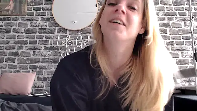 Snapshot of SexyMilf_37 chatting on June 14, 11:11 am SexyMilf 37 online show from June 14, 11:11 am