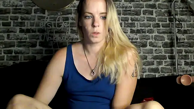 Snapshot of SexyMilf_37 chatting on July 3, 8:37 pm SexyMilf 37 online show from July 3, 8:37 pm