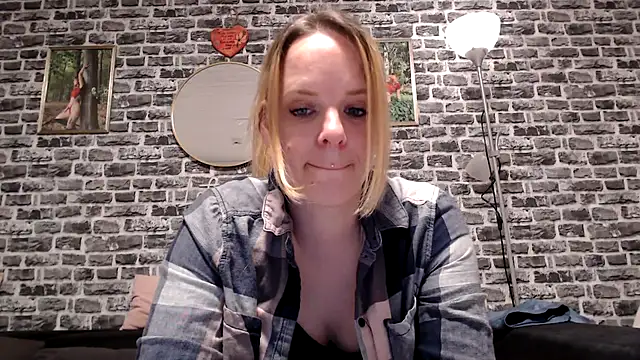 Snapshot of SexyMilf_37 chatting on April 18, 8:42 pm SexyMilf 37 online show from April 18, 8:42 pm