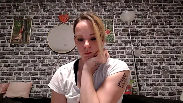 Snapshot of SexyMilf_37 chatting on April 23, 8:10 pm SexyMilf 37 online show from April 23, 8:10 pm