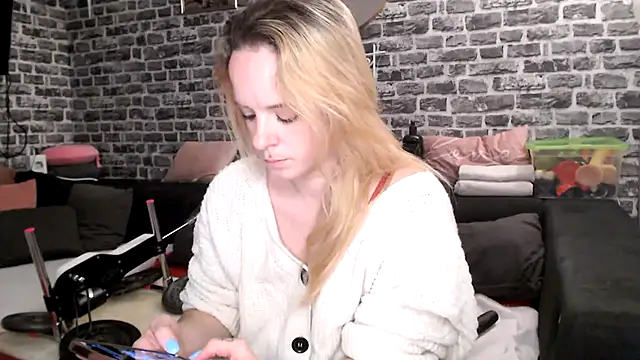 SexyMilf 37 online show from April 7, 8:10 pm