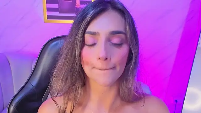 Snapshot of agatha_brooks_t chatting on July 14, 12:33 pm agatha brooks t online show from July 14, 12:33 pm