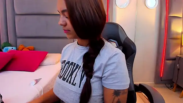 GabyMoreau online show from December 18, 8:12 pm