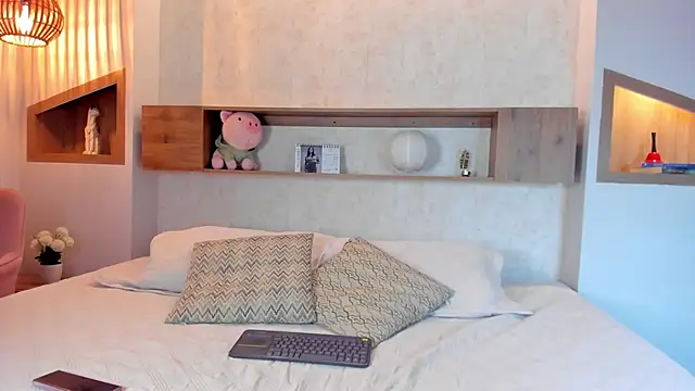 Emilly Beaumont online show from February 24, 1:34 pm