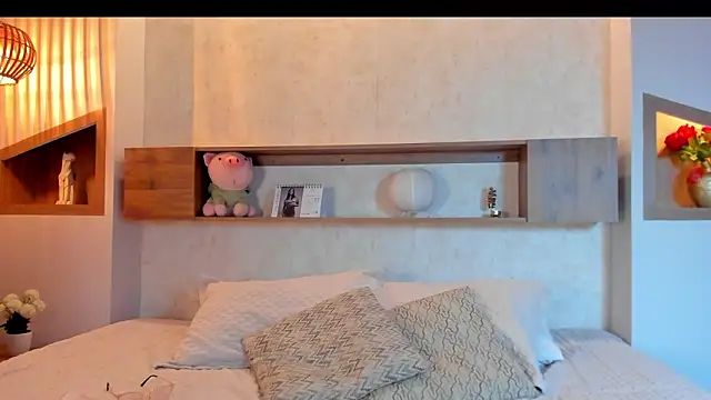 Emilly Beaumont online show from March 12, 1:26 pm