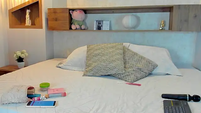 Emilly Beaumont online show from April 5, 1:29 pm