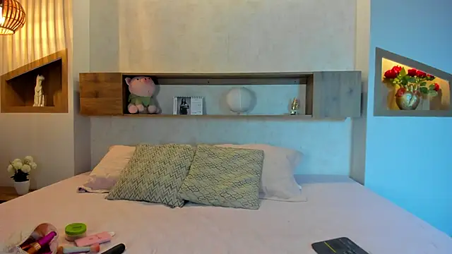 Emilly Beaumont online show from March 25, 1:10 pm