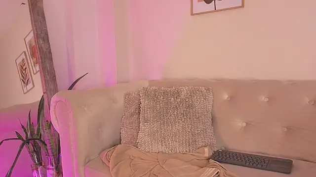 Emilly Beaumont online show from May 9, 1:47 pm