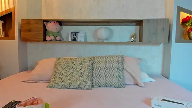 Emilly Beaumont online show from March 31, 1:24 pm