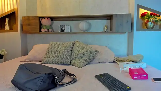 Emilly Beaumont online show from April 1, 11:33 am