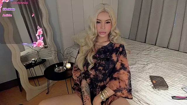 LUUVRRI 21 online show from April 6, 10:22 pm