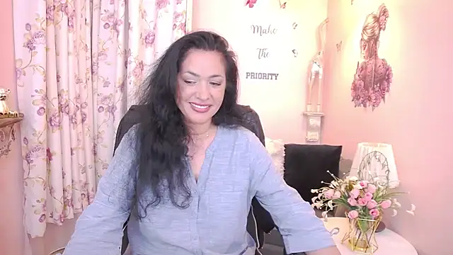 Snapshot of MyLovOne chatting on May 12, 12:33 pm MyLovOne online show from May 12, 12:33 pm
