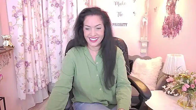 Snapshot of MyLovOne chatting on March 1, 11:43 am MyLovOne online show from March 1, 11:43 am