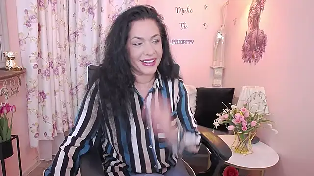 Snapshot of MyLovOne chatting on June 1, 10:59 am MyLovOne online show from June 1, 10:59 am
