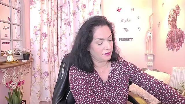 Snapshot of MyLovOne chatting on December 21, 10:39 am MyLovOne online show from December 21, 10:39 am