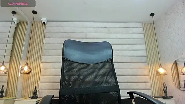 keytinthomson  online show from February 14, 7:47 pm