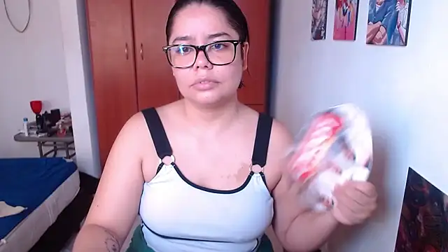 Snapshot of saenz_eymi chatting on November 27, 1:22 pm saenz eymi online show from November 27, 1:22 pm