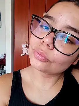 Snapshot of saenz_eymi chatting on December 16, 2:21 pm saenz eymi online show from December 16, 2:21 pm