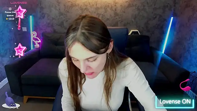 DiamondGoldie online show from December 5, 6:45 am